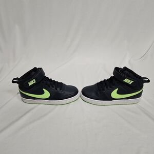 NWOB Nike Court Borough Mid 2 Sz Y3.5